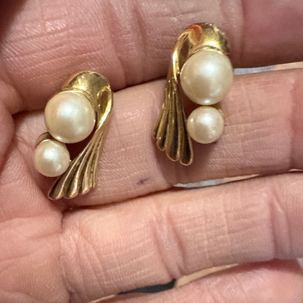 MARVELA VINTAGE GOLD-TONE FAUX IVORY PEARL LEVERBACK .8" EARRINGS